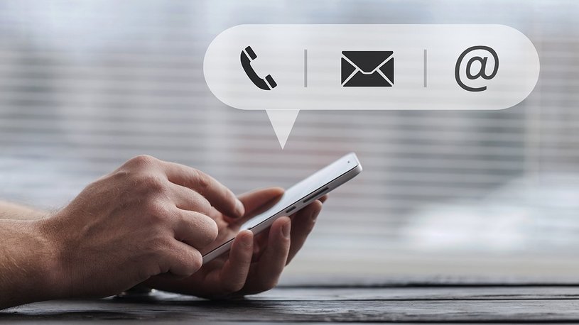 Eine Hand hält ein Handy und die andere tippt darauf. Oben darüber werden die Symbole für Telefon, Nachricht und E-Mail eingeblendet. Eine Hand hält ein Handy und die andere tippt darauf. Oben darüber werden die Symbole für Telefon, Nachricht und E-Mail eingeblendet.